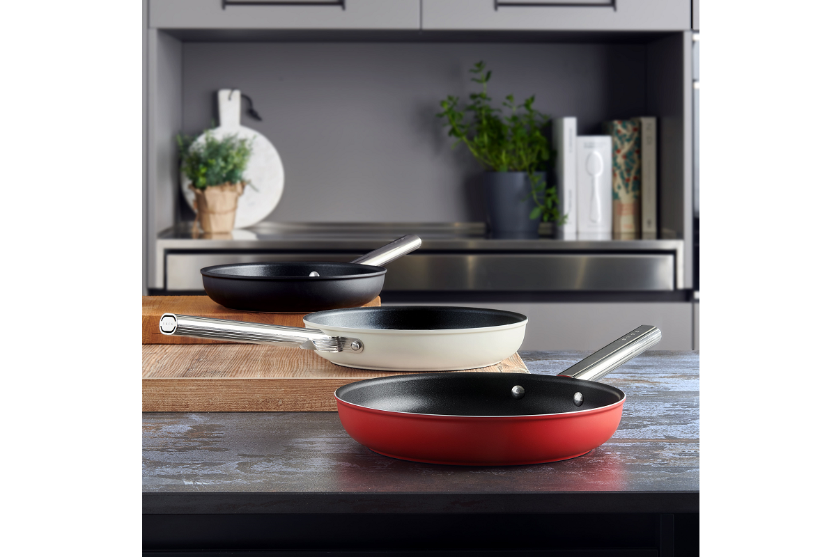 imcb_smeg_cookware_menaje_28425_30170100.png (1200×800)